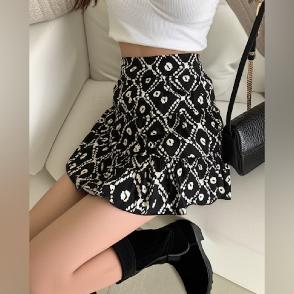 Cleo Petites Tiered Black & White Geometric Patterned Skort Size Medium Petite